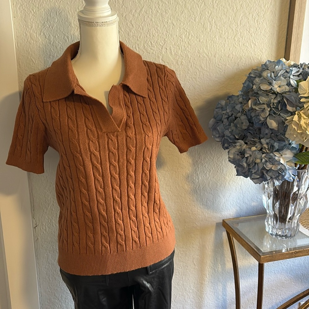 Women’s V-neck cable net short sleeve sweater